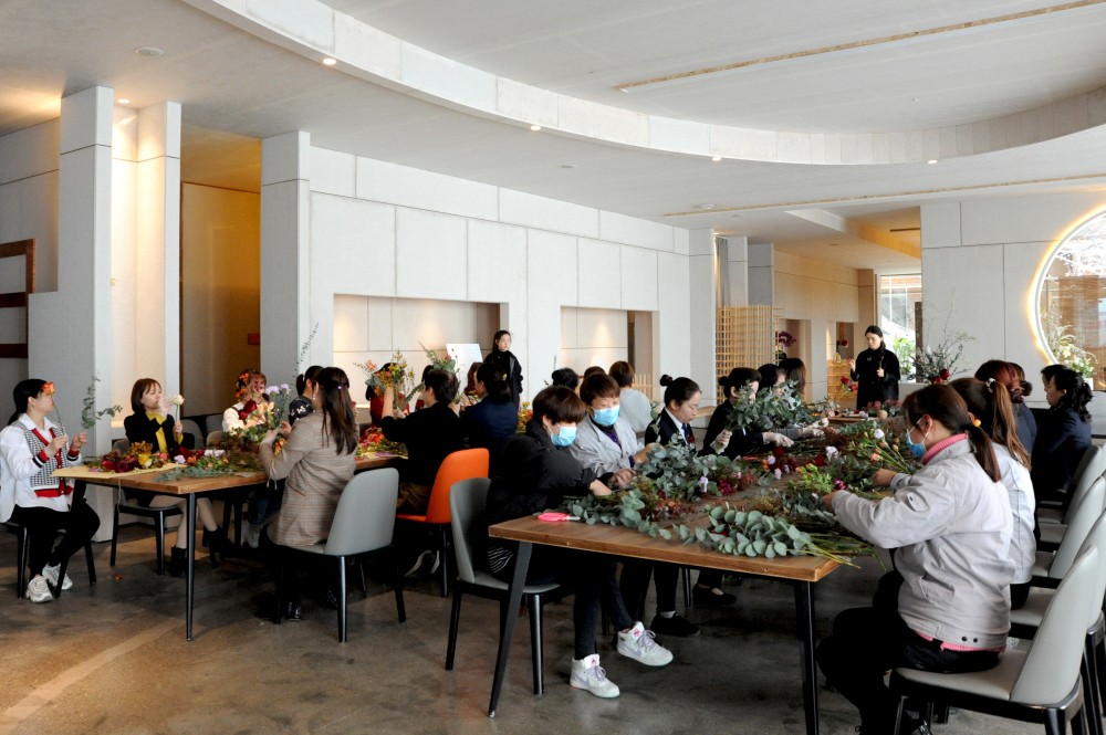 鮮花點綴節日｜洛陽開元集團“三八節插花藝術”活動