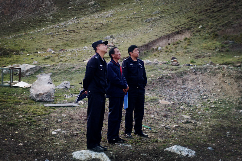 興?？h公安局治安大隊到銅鑫公司例行安全專項檢查